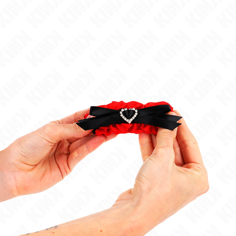 Elastic wrist cuffs with lace and red heart details, adjustable from 22 to 35 cm