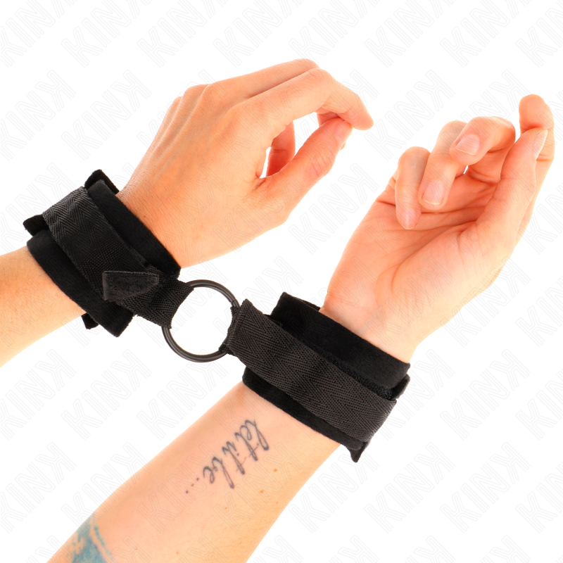 KINK - BEGINNER FUR CUFFS 25 CM WITH 4 CM O-RING BLACK ADJUSTABLE 15-25 CM