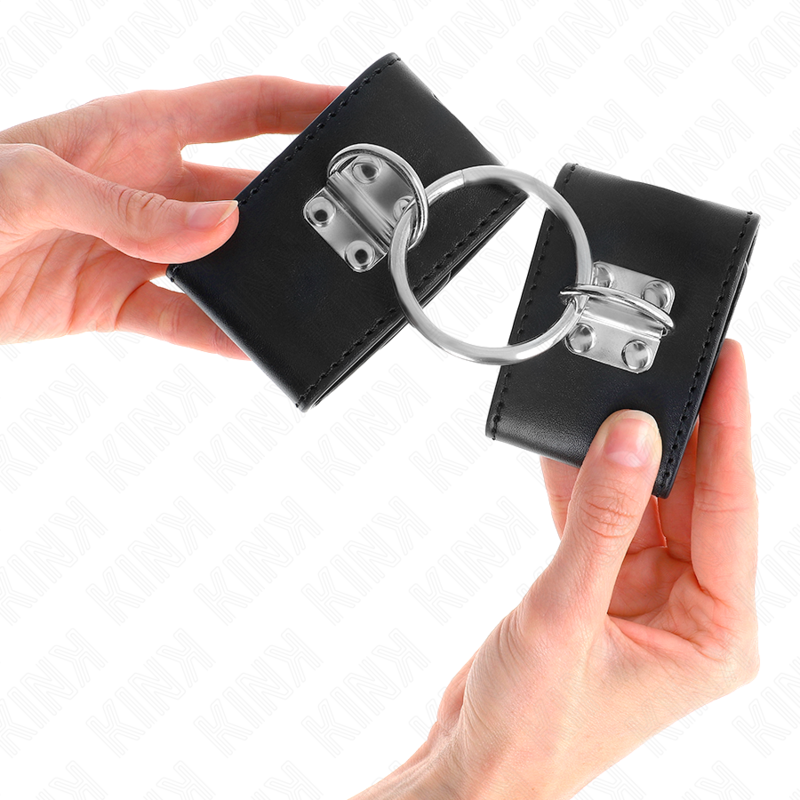 Fixed wrist restraints with ring and adjustable black padlock closure 16-23 cm x 5.5 cm