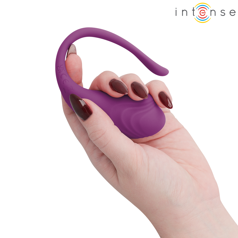 Main tenant l'œuf vibrant Olivia Intense violet dans la paume