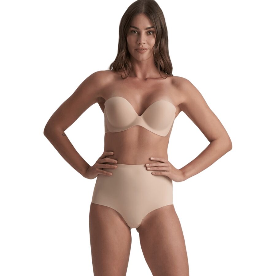Soutien-gorge adhésif Diva Bra Bye Bra beige porté avec une culotte haute beige