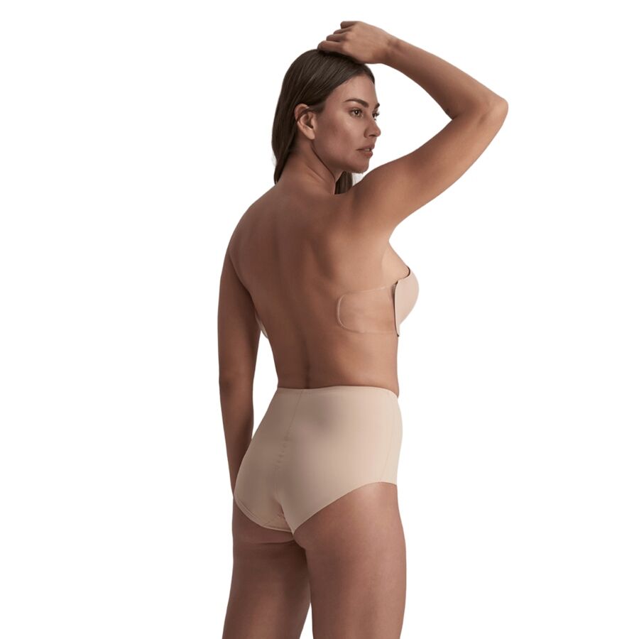 Dos d'une femme portant le soutien-gorge Diva Bra beige Bye Bra, dos entièrement nu