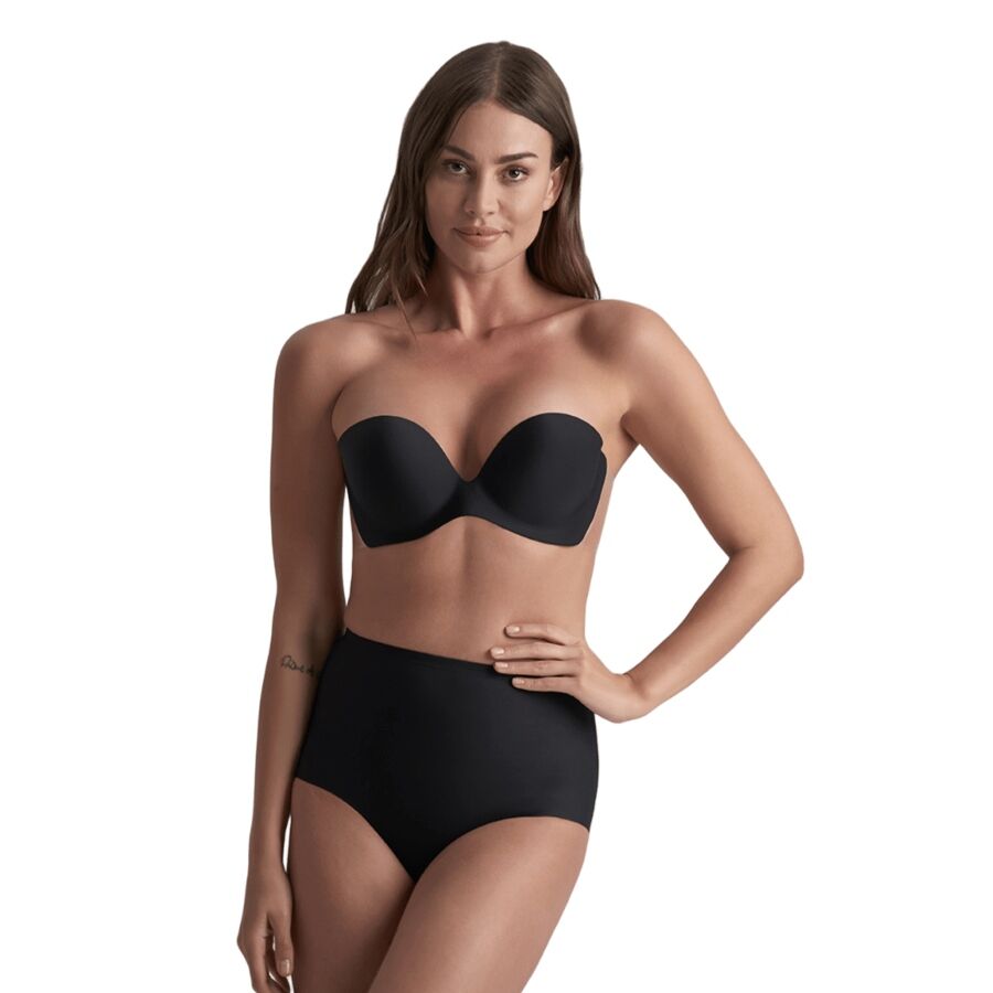 Femme portant le soutien-gorge adhésif Diva Bra Bye Bra noir avec une culotte haute noire