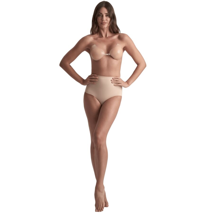 Silhouette en pied avec les bonnets adhésifs silicone Bye Bra et une culotte beige