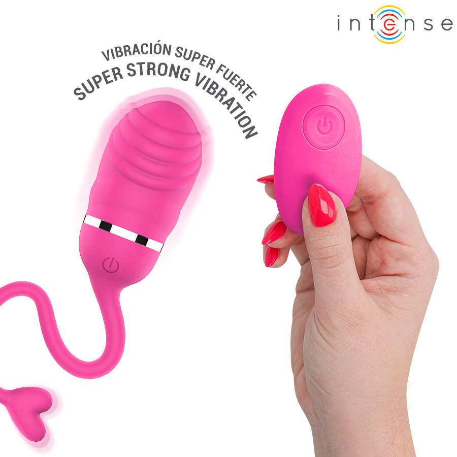 Télécommande rose tenue en main à côté de l'œuf vibrant Sookie Intense
