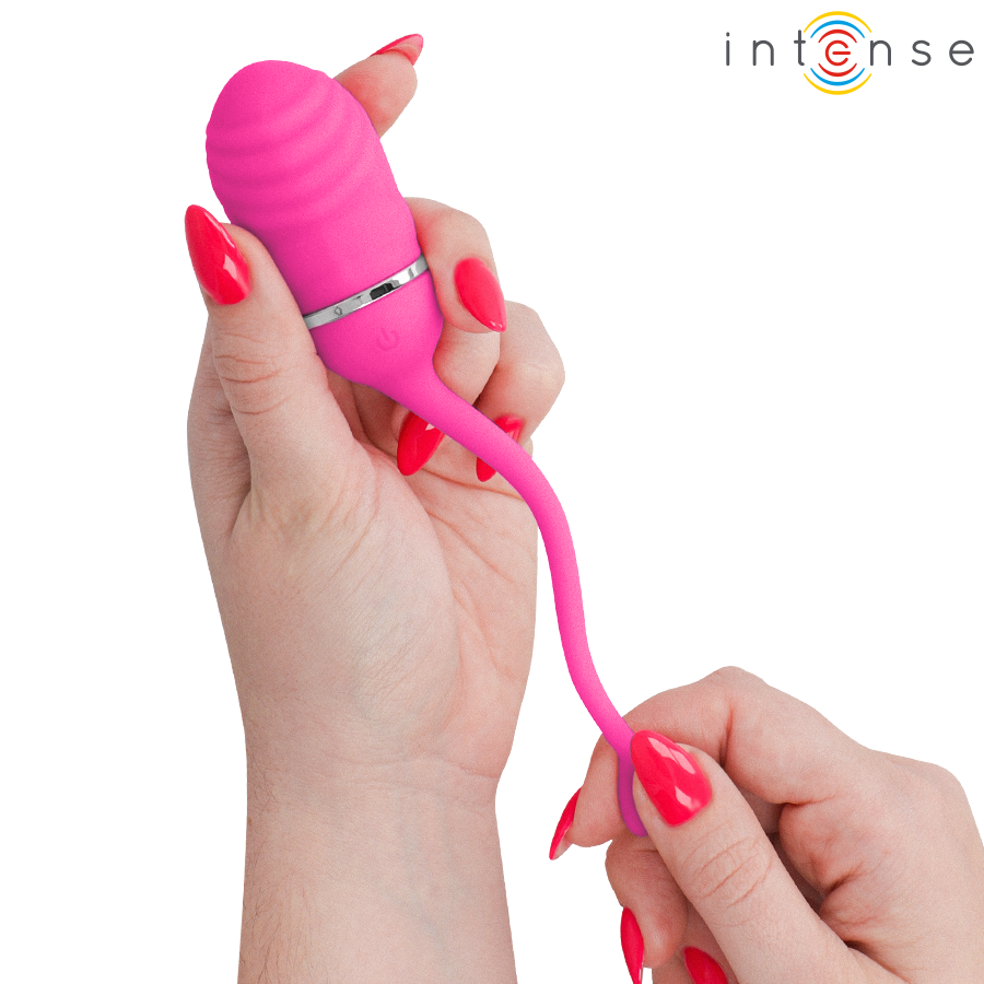 Main tenant l'œuf vibrant Sookie Intense rose et sa queue souple
