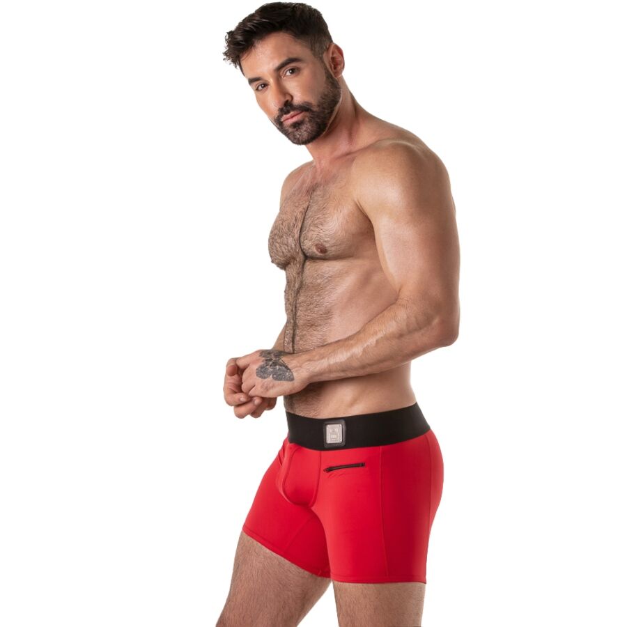Homme de profil portant le boxer ouvert Locker Gear rouge à ceinture contrastée