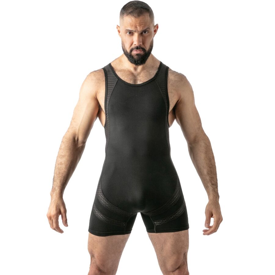 Homme de face portant le singlet noir Locker Gear mono débardeur ajusté