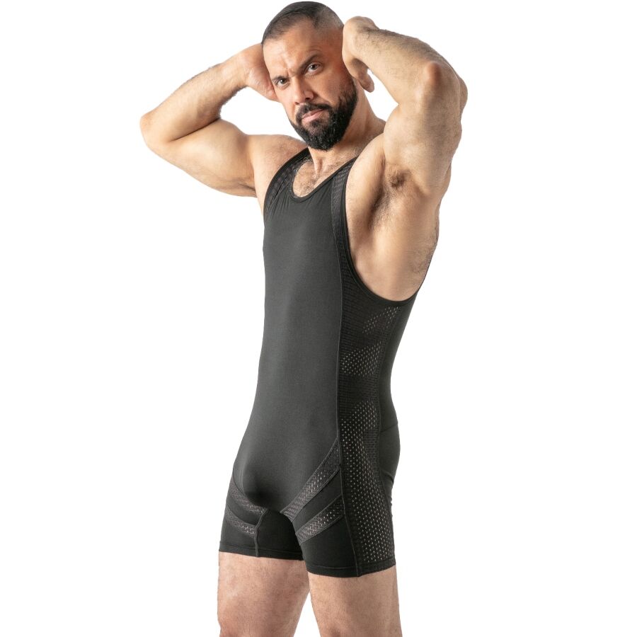 Homme de trois quarts en singlet noir Locker Gear, bras relevés derrière la tête