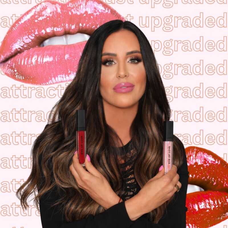 Femme brune tenant les glosses Matchmaker Crimson Kiss et Pink Pulse Eye Of Love
