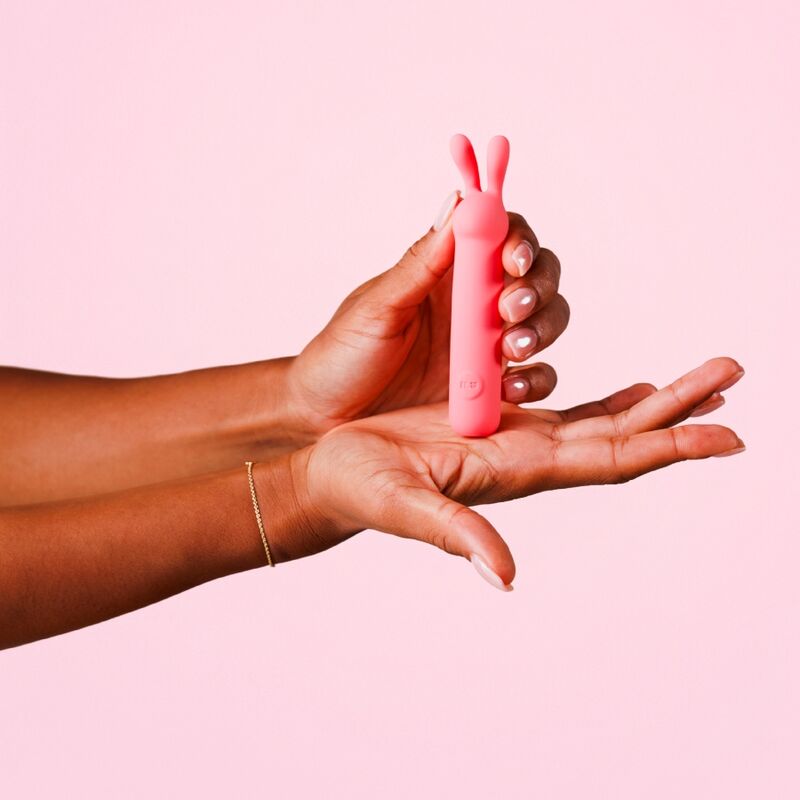 Bullet ILY Rabbit de Je Joue posé dans une paume ouverte pour montrer sa taille