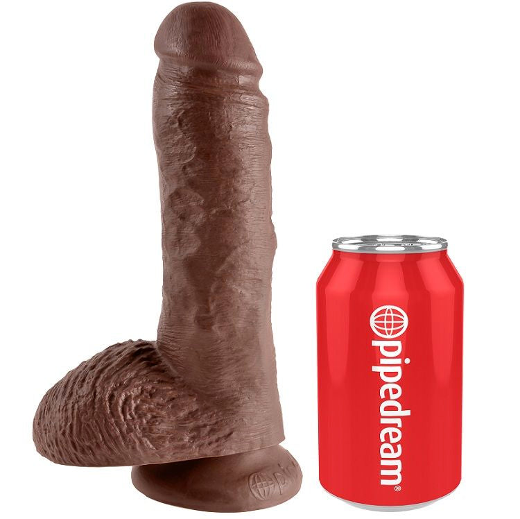Gode réaliste King Cock marron à côté d'une canette pour donner l'échelle